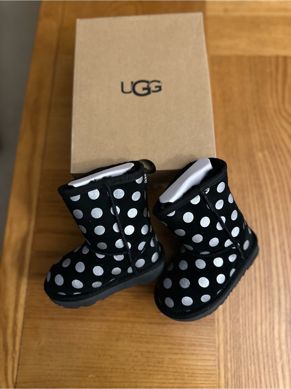 NIB UGG T CLASSIC METALLIC DOTS NIB Toddler Size 6